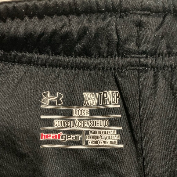 Size XS under Armour shorts - Picture 3 of 4